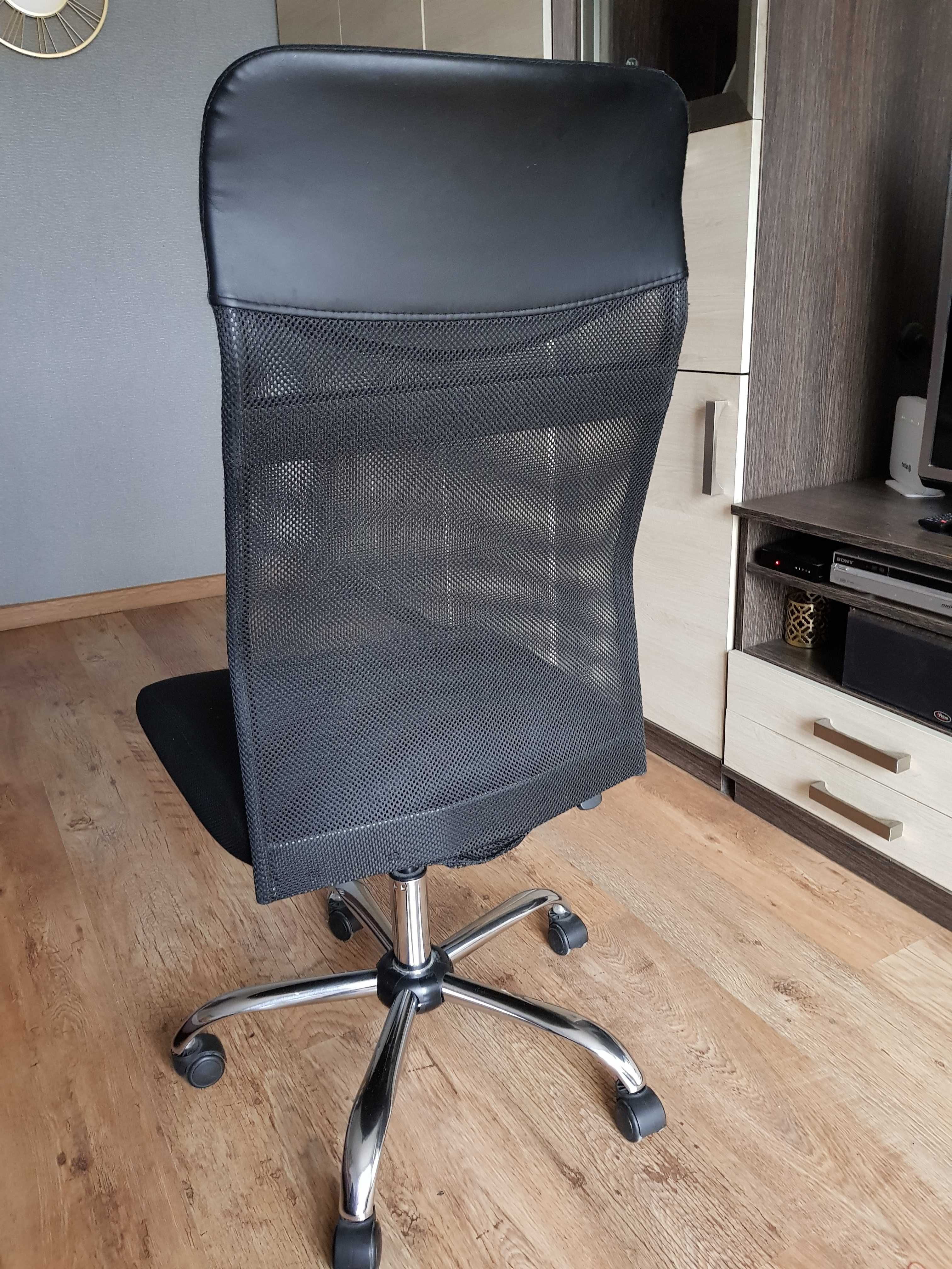 Krzesło biurowe, obrotowe, czarne.