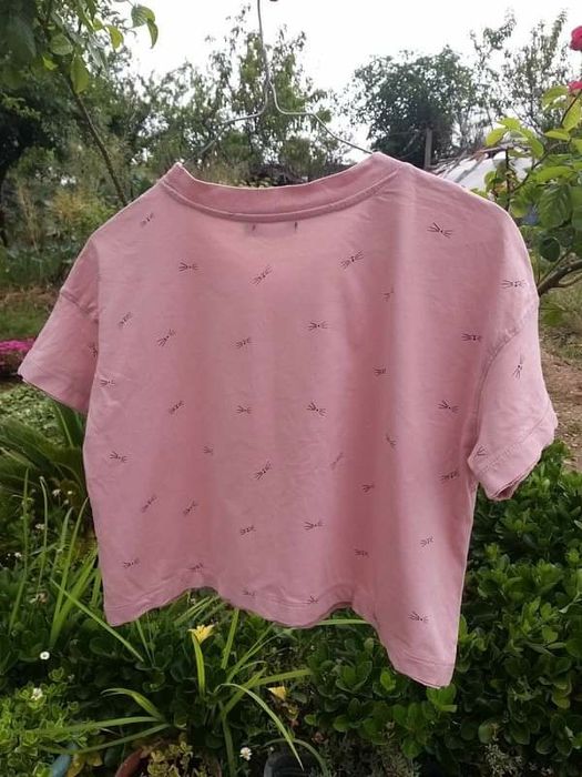 T-shirt rosa com desenho a preto Bershka