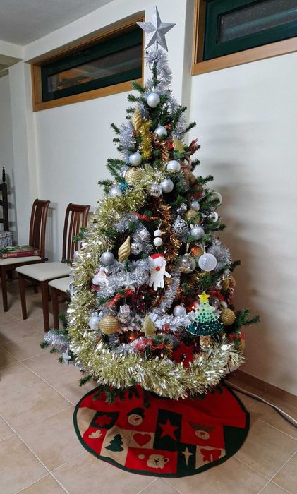 Árvore De Natal Royal Majestic Verde Com Pinhas (180 a 210cm)