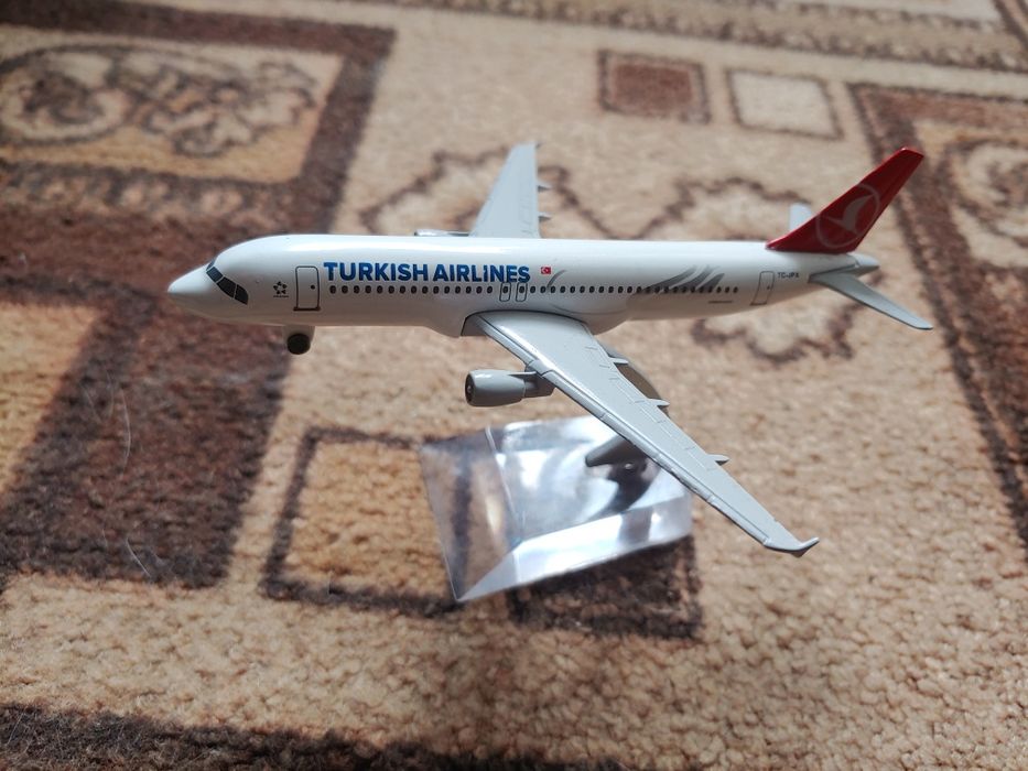 Продам металлические модели самолетов с подставками "Turkish Airlines"
