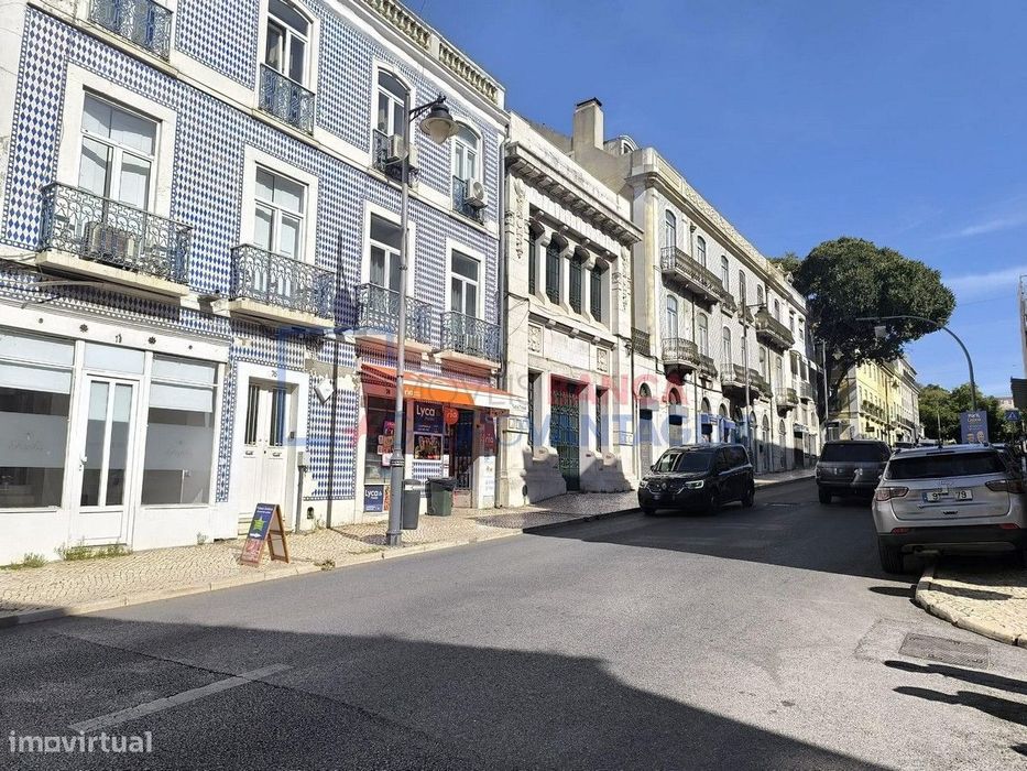 Prédio com 2 pisos em Alcântara