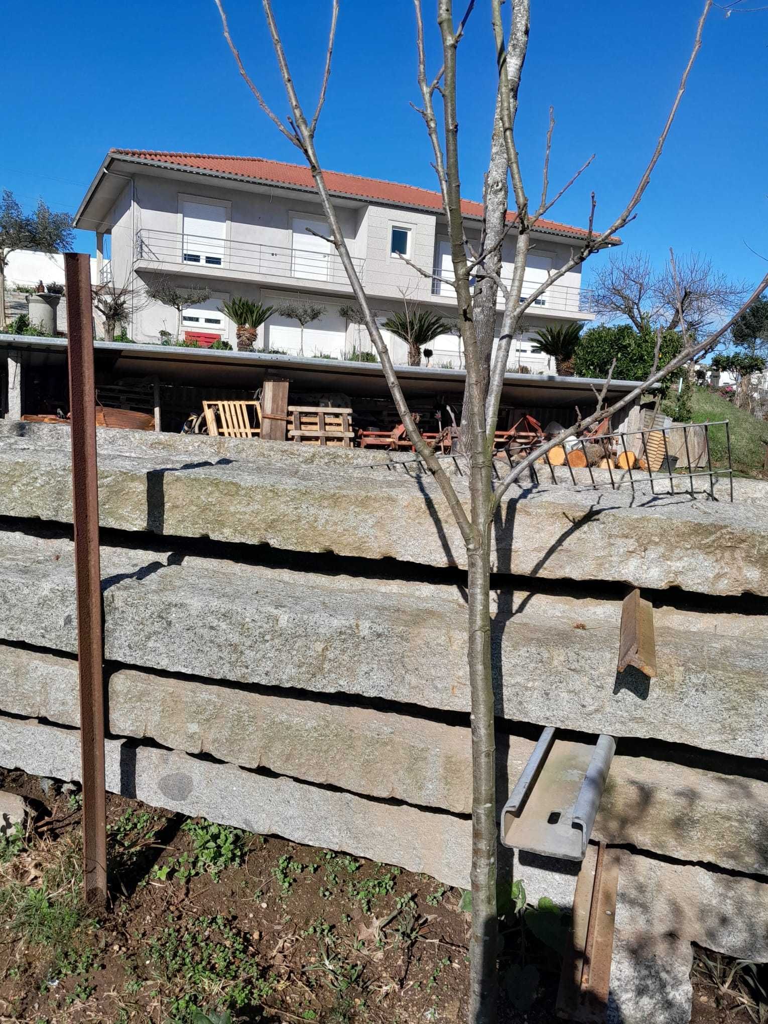 Esteios em Pedra e Cimento em T