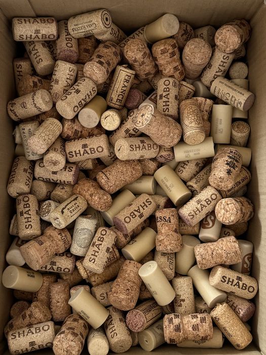 650 штук Пробки від вина та від шампанського