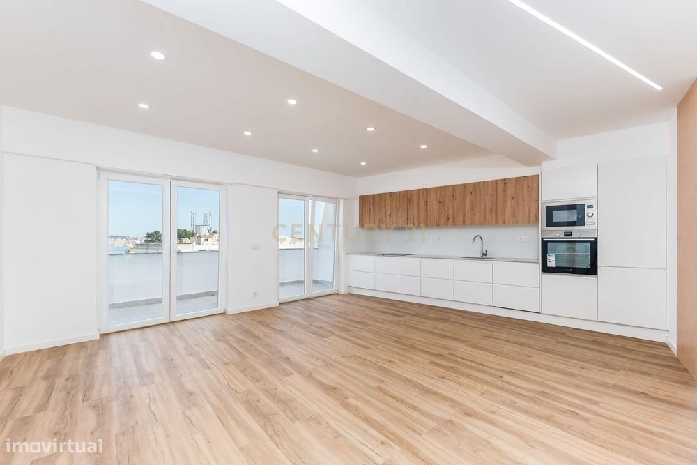 T2 Totalmente Remodelado com Terraço — Almada Centro.