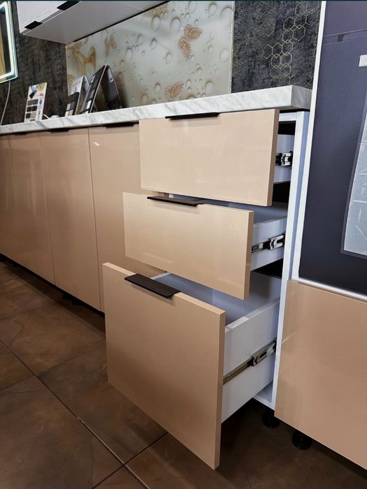 Кухня глянець Діплос макіято + біла