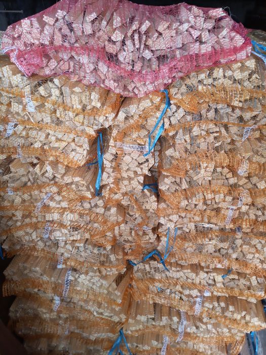 Drewno rozpałka do pieca, kominka, grilla, ogniska.