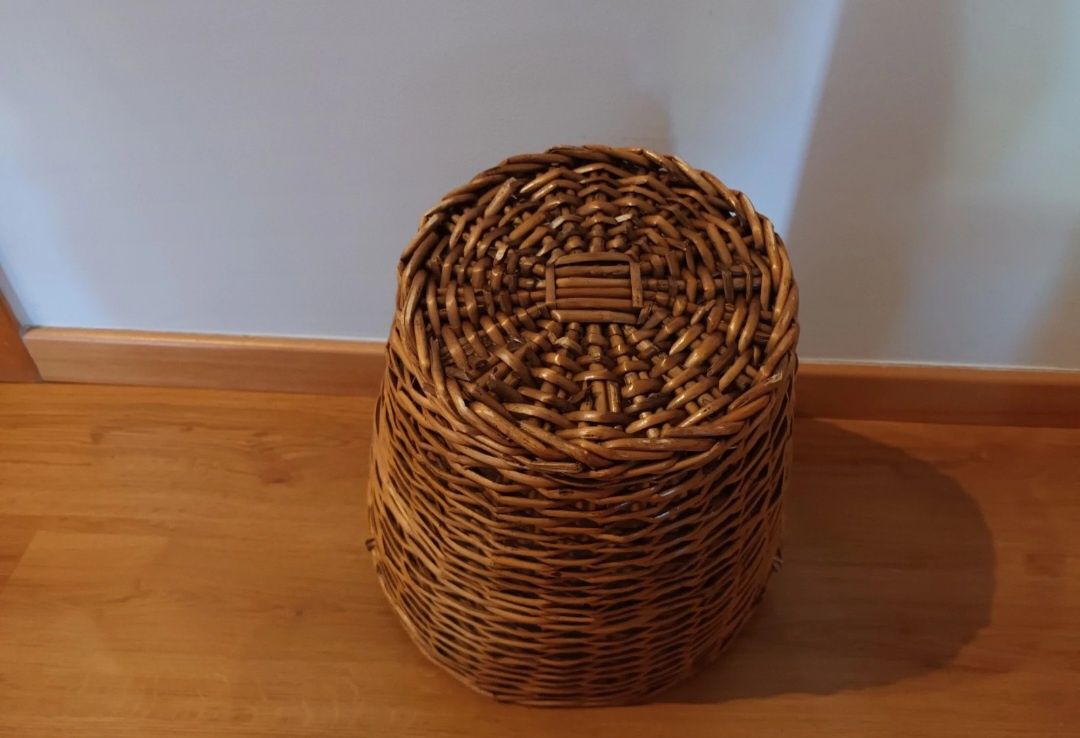 Cesta de verga em formato cónico