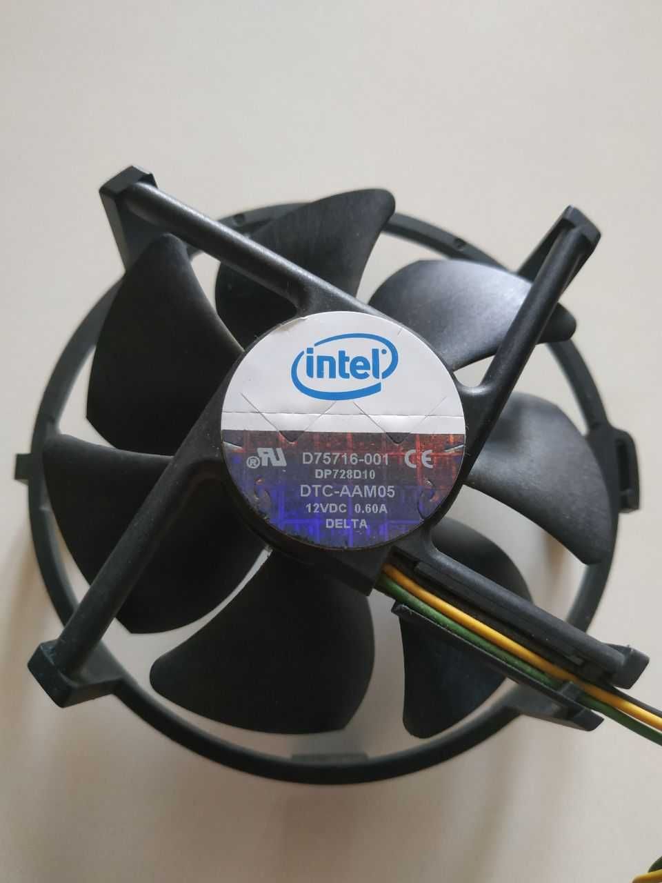 Кулеры Intel: 1 с радиатором и 2 без радиатора