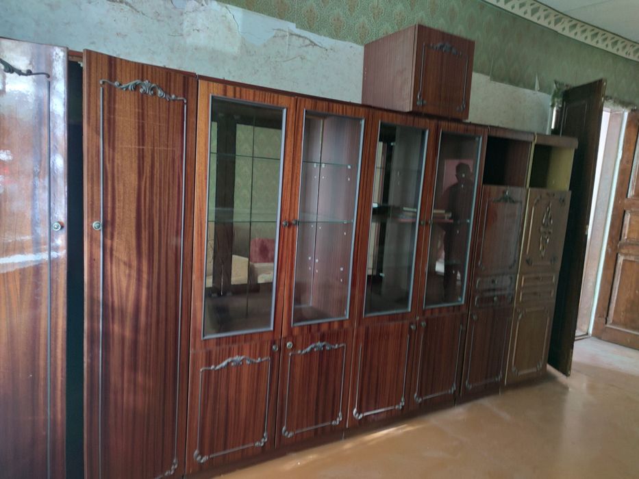 Меблева стінка у вітальню