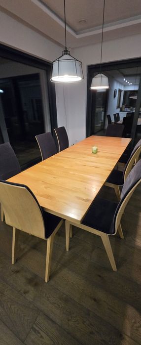 Stół z litego drewna w bdb stanie + 8 krzesel