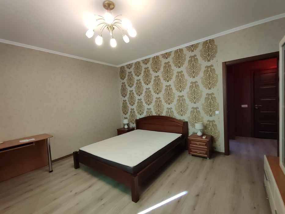 Оренда квартири в центрі в новому будинку з паркомісцем.