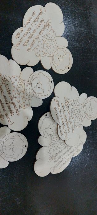 Anjo de madeira com oração