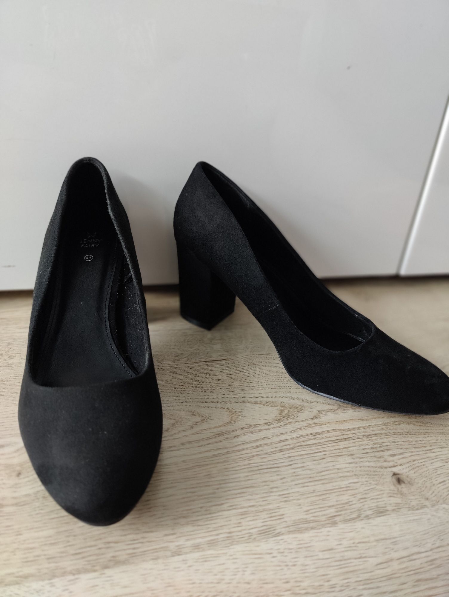 Czarne klasyczne buty na obcasie