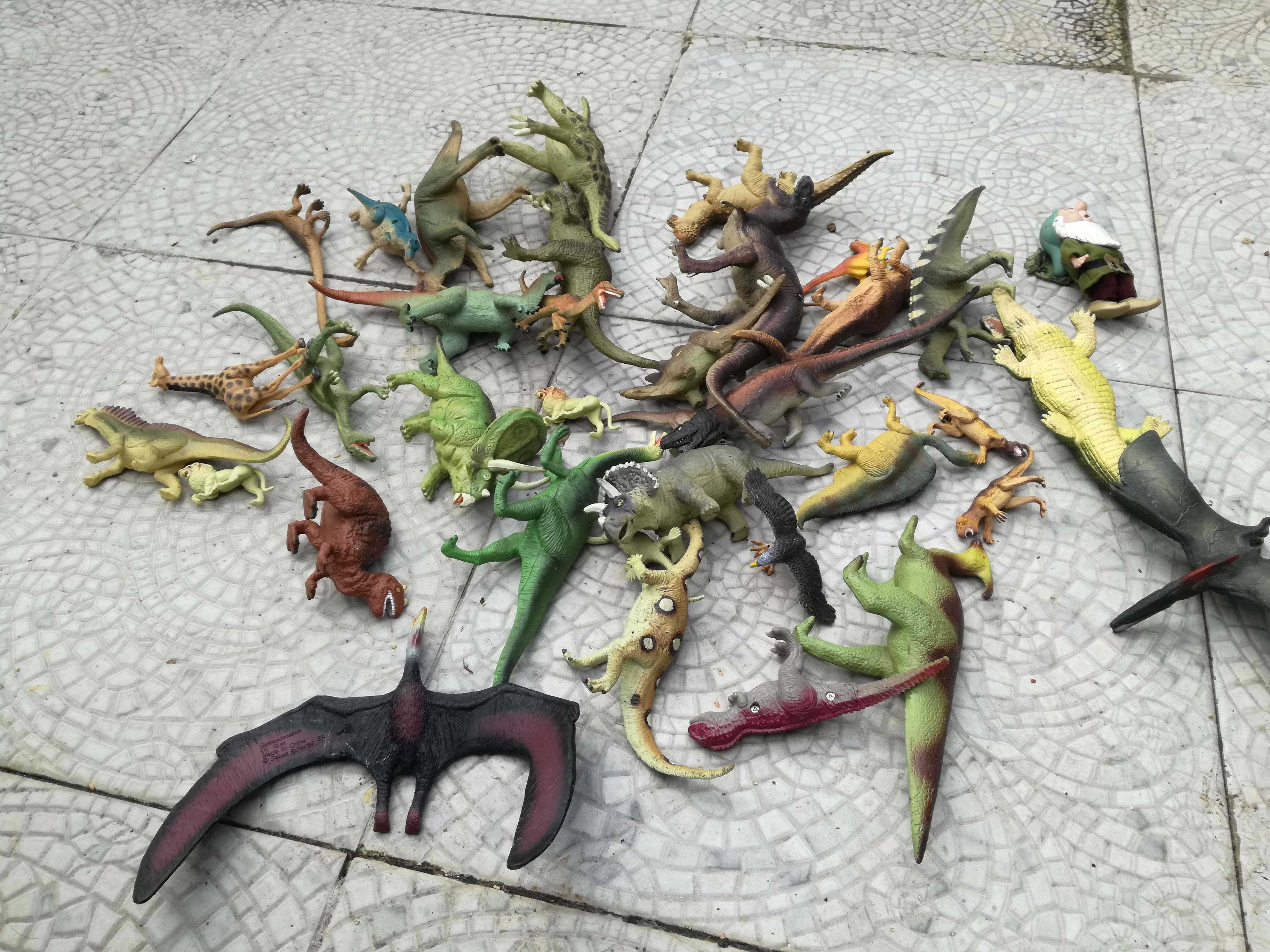 Dinossauros em resina vários