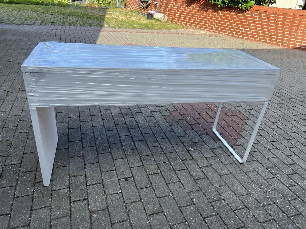 Białe biurko MICKE IKEA z dwoma szufladami. 142x50cm