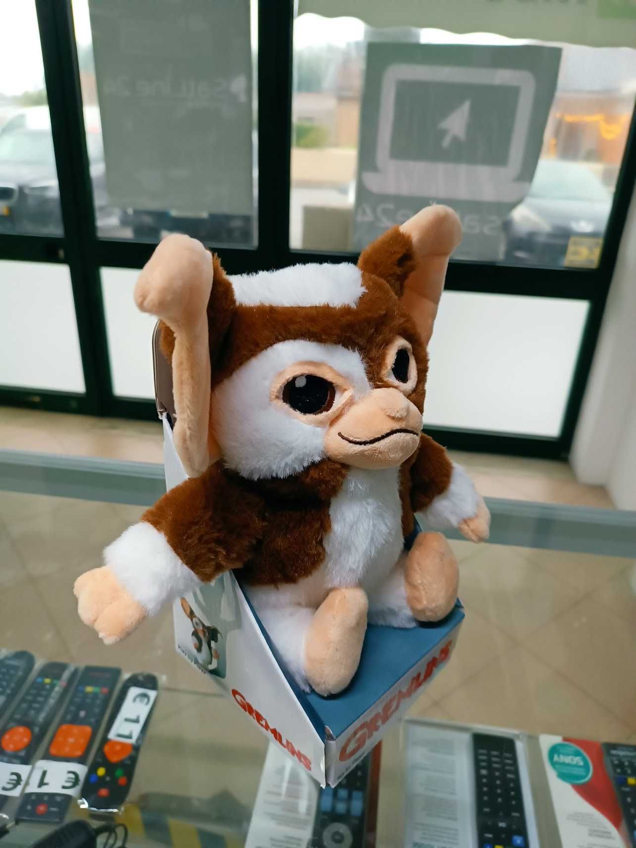 Peluche Gremlins Gizmo em expositor caixa 32cm(27cm sentado)