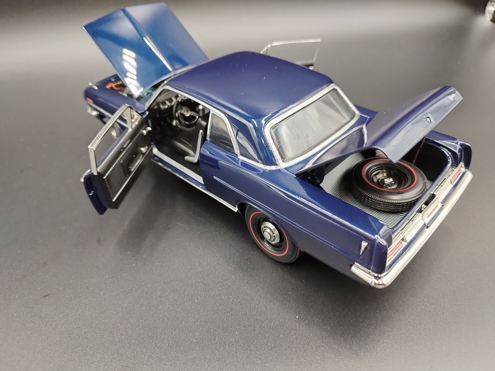 1:18 Highway 61 (1963) Pontiac Lemans model