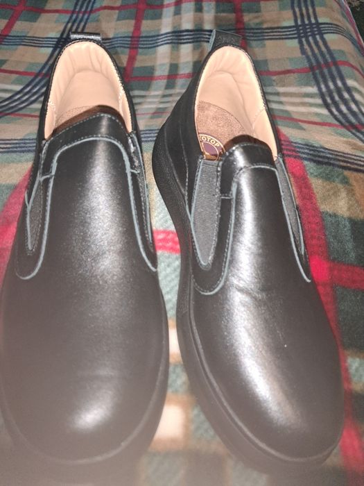 Шкіряне взуття,нове і зручне