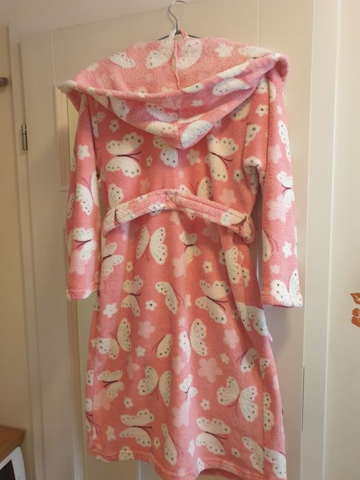 Różowy szlafrok w motylki