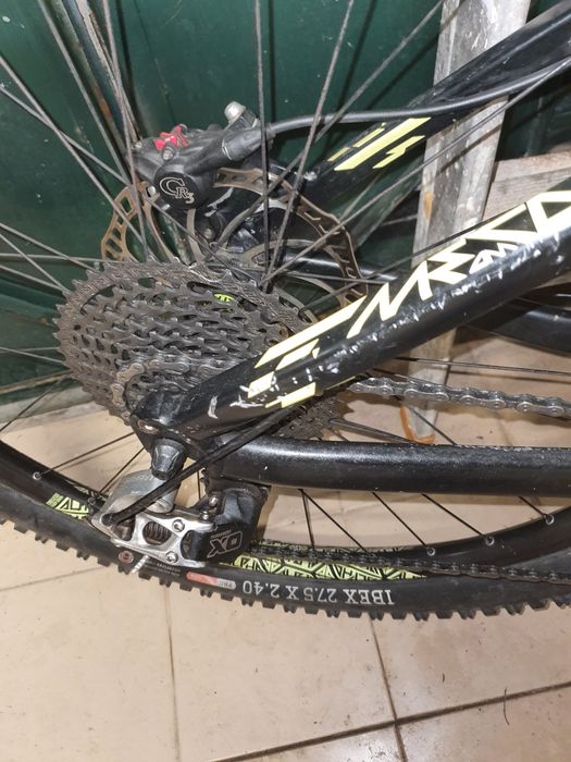 Bicicleta Commencal Downhil, suspensão ROCkSHOK dianteira .