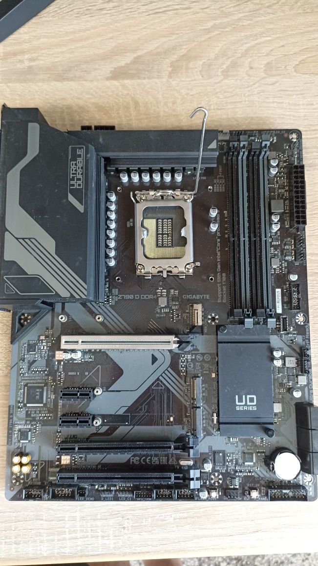 Комплект материнська плата gigabyte Z790 d ddr4 + оперативка DDR4 48gb