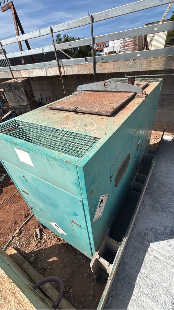 Gerador 100kva  trabalhando a 100% e com revisoes de manurenção em dia