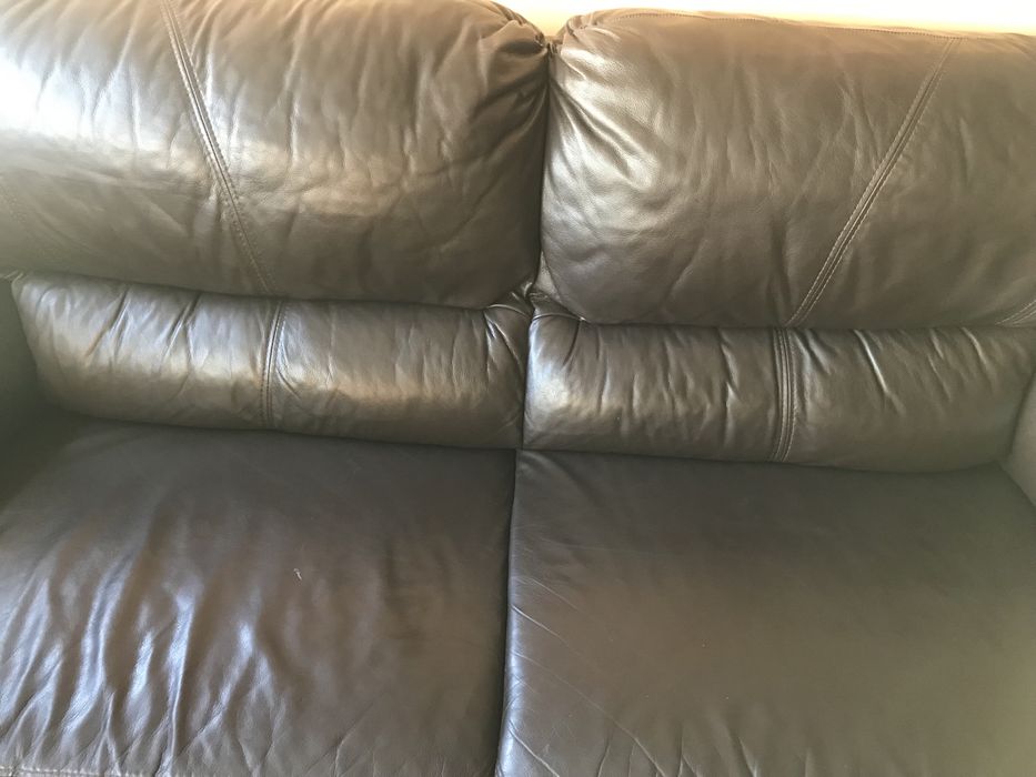 Sofá de pele genuína.