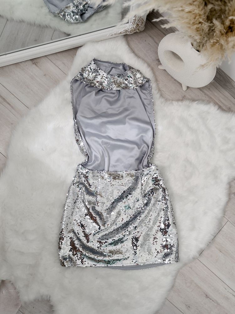 Sukienka koktajlowa ze srebnymi cekinami i odkrytymi plecami