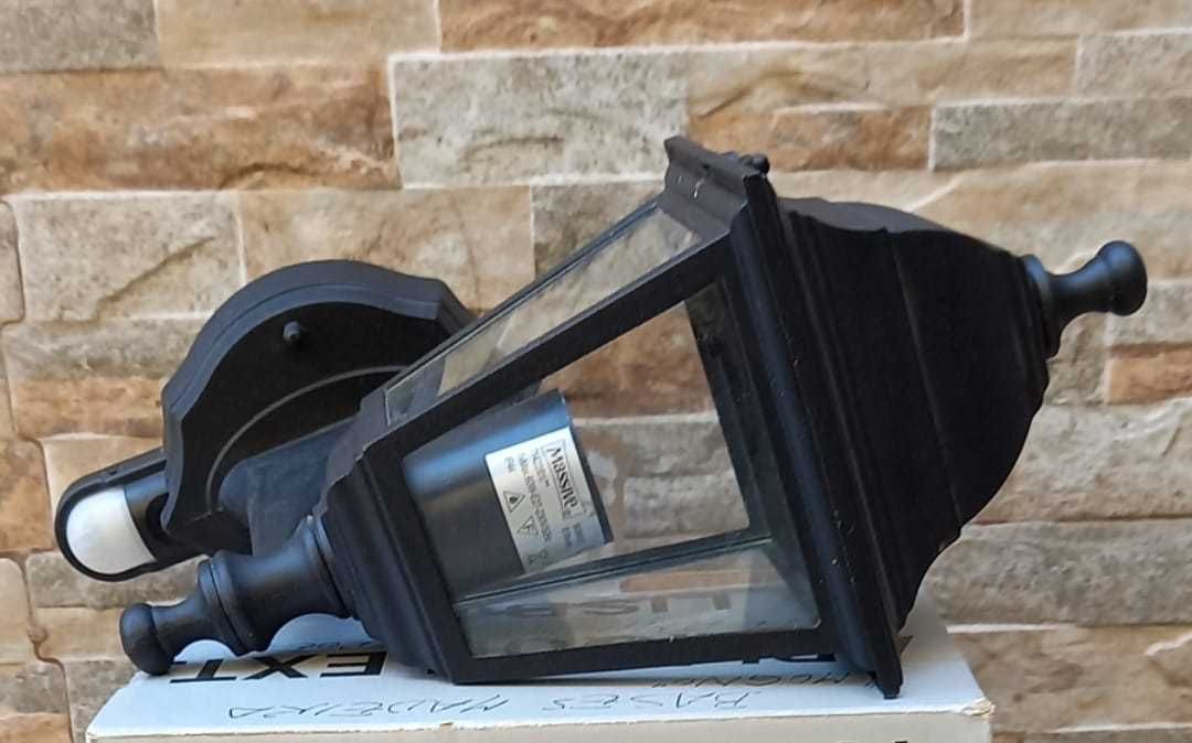 Candeeiro de parede exterior ascendente com sensor em cor preta