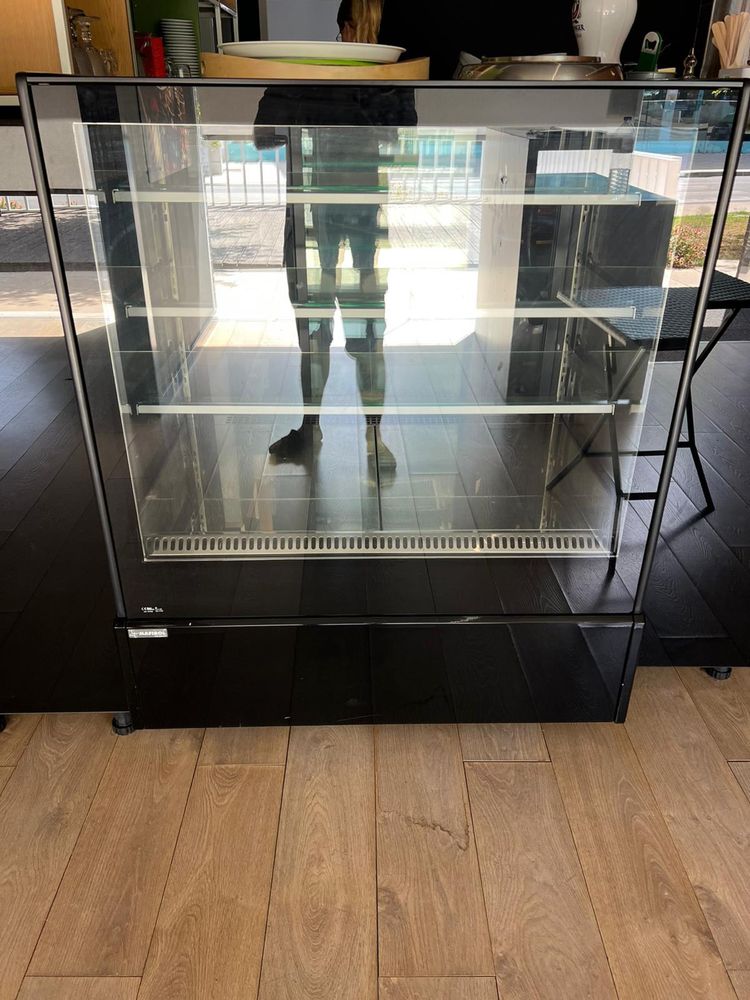 Vitrine refrigerada moderna como nova Mafiro