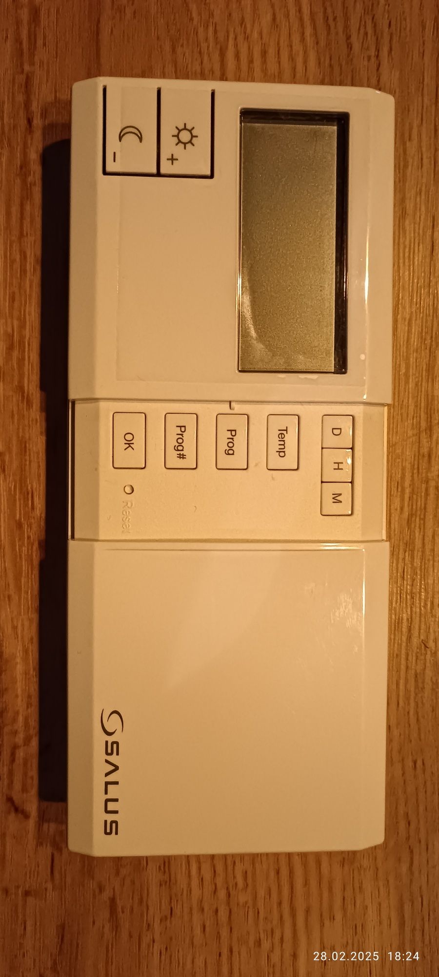 Pomieszczeniowy regulator temperatury