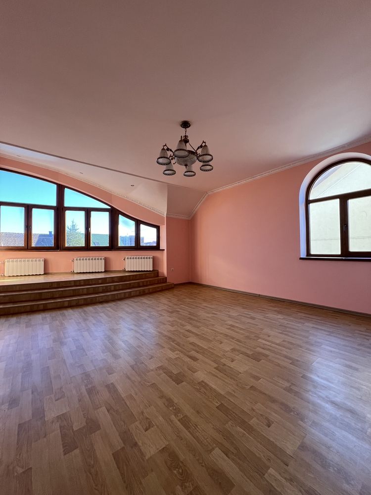 Продається будинок разом з комерційним приміщення в центрі м. Мукачева