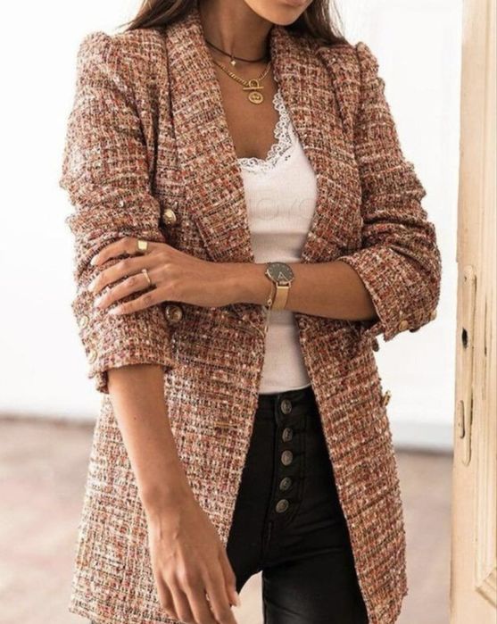 Твідовий піджак з золотими ґудзиками