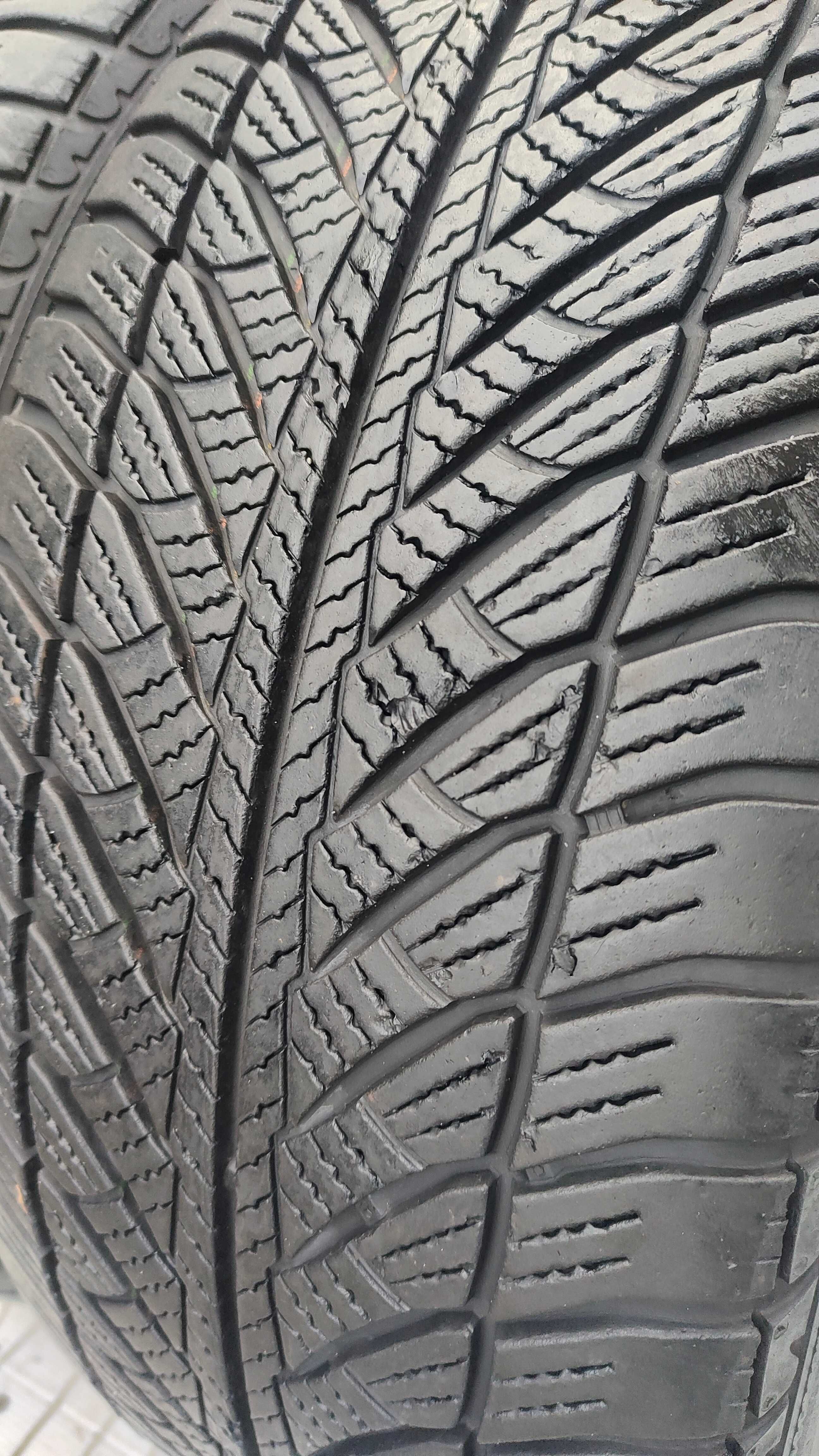 Opony Zimowe 245/45/18 Goodyear 2szt 6,5mm