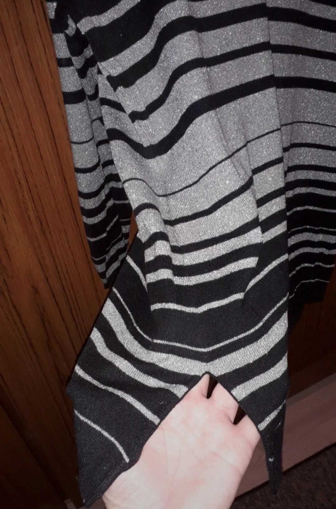 Sweter z dekoltem V I błyszcząca nitką