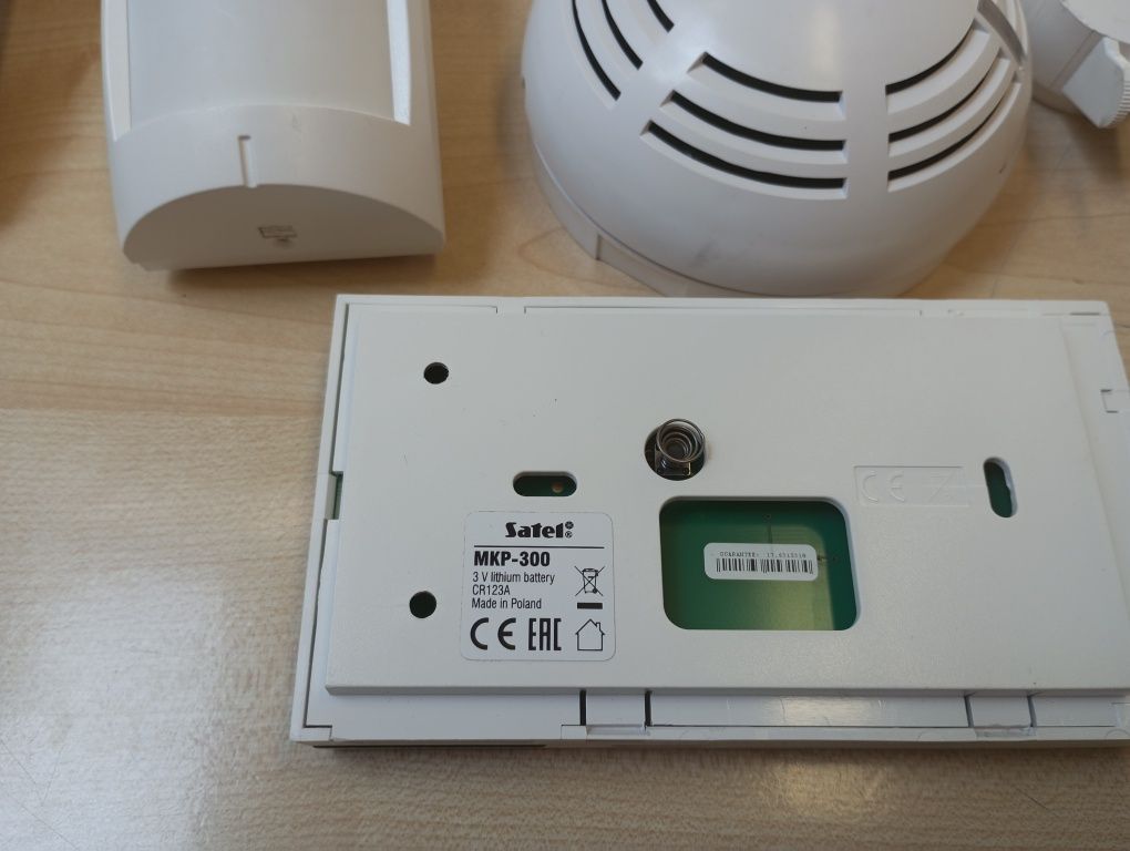 Alarm SATEL - centralka, manipulator, 8 czujek, 1 dymowa, sprawne