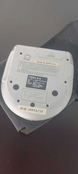 Kasety Vhs oraz Cd z aparatem fot. wraz z odtwarzaczem