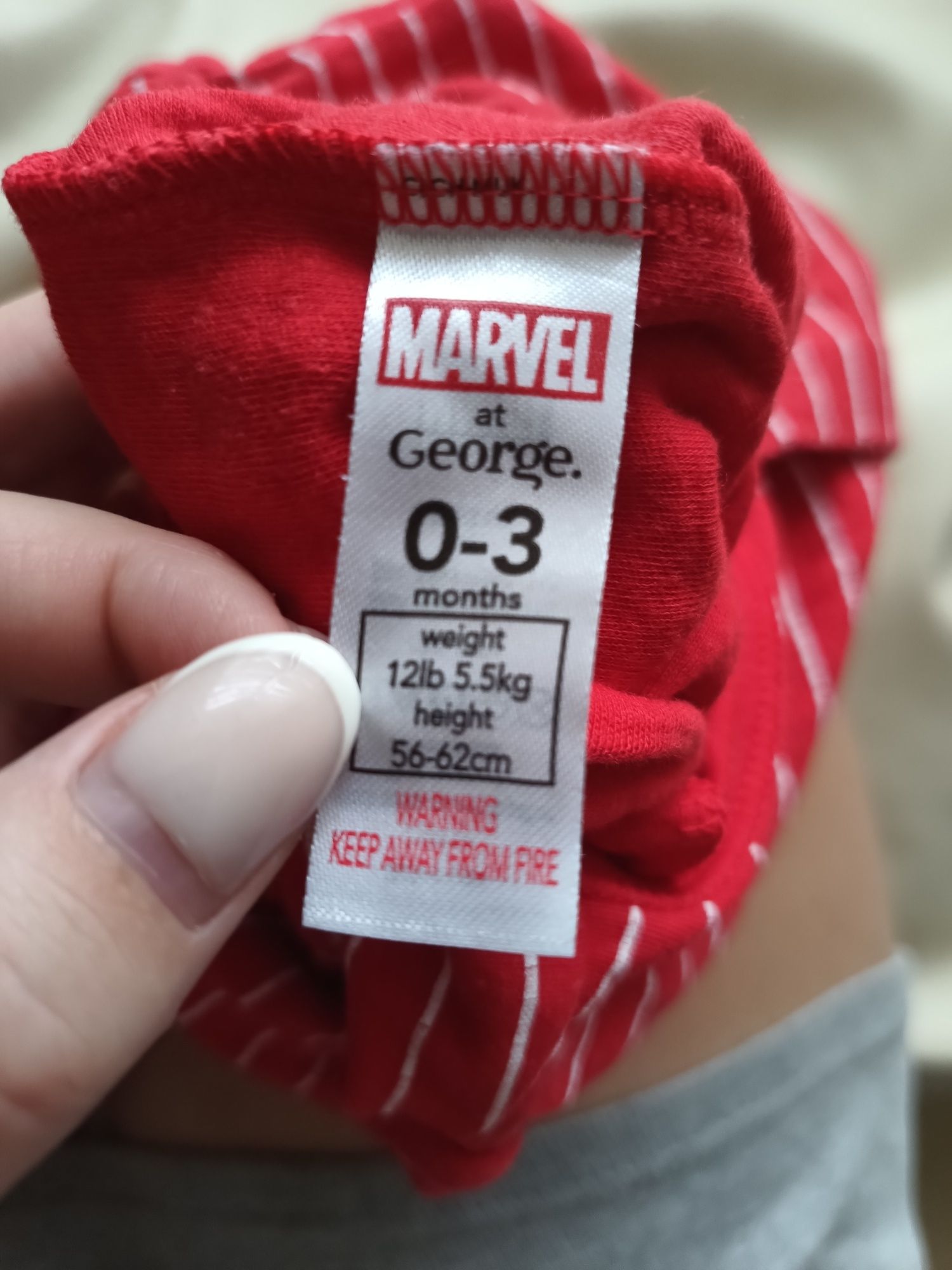 Czerwony pajacyk w paski z super bohaterami Marvel rozmiar 56-62 cm