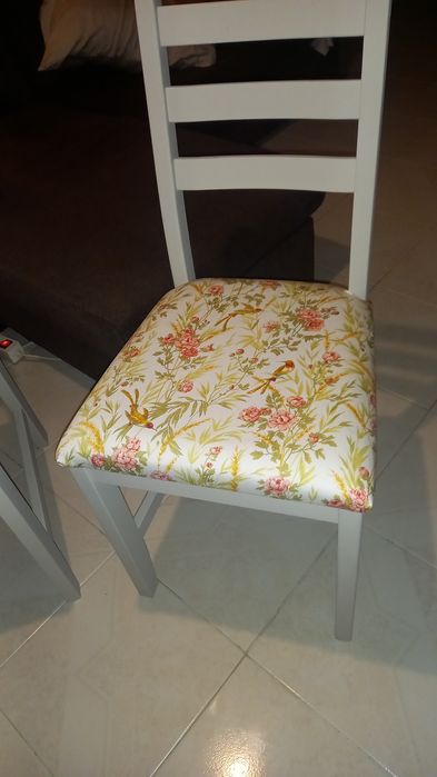 4 cadeiras em madeira,forradas e pintadas de novo.
Excelente estado.