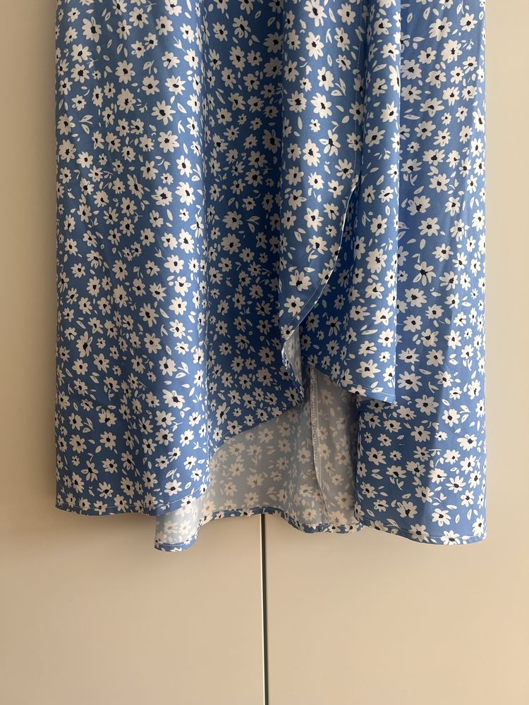 Vestido floral azul e branco