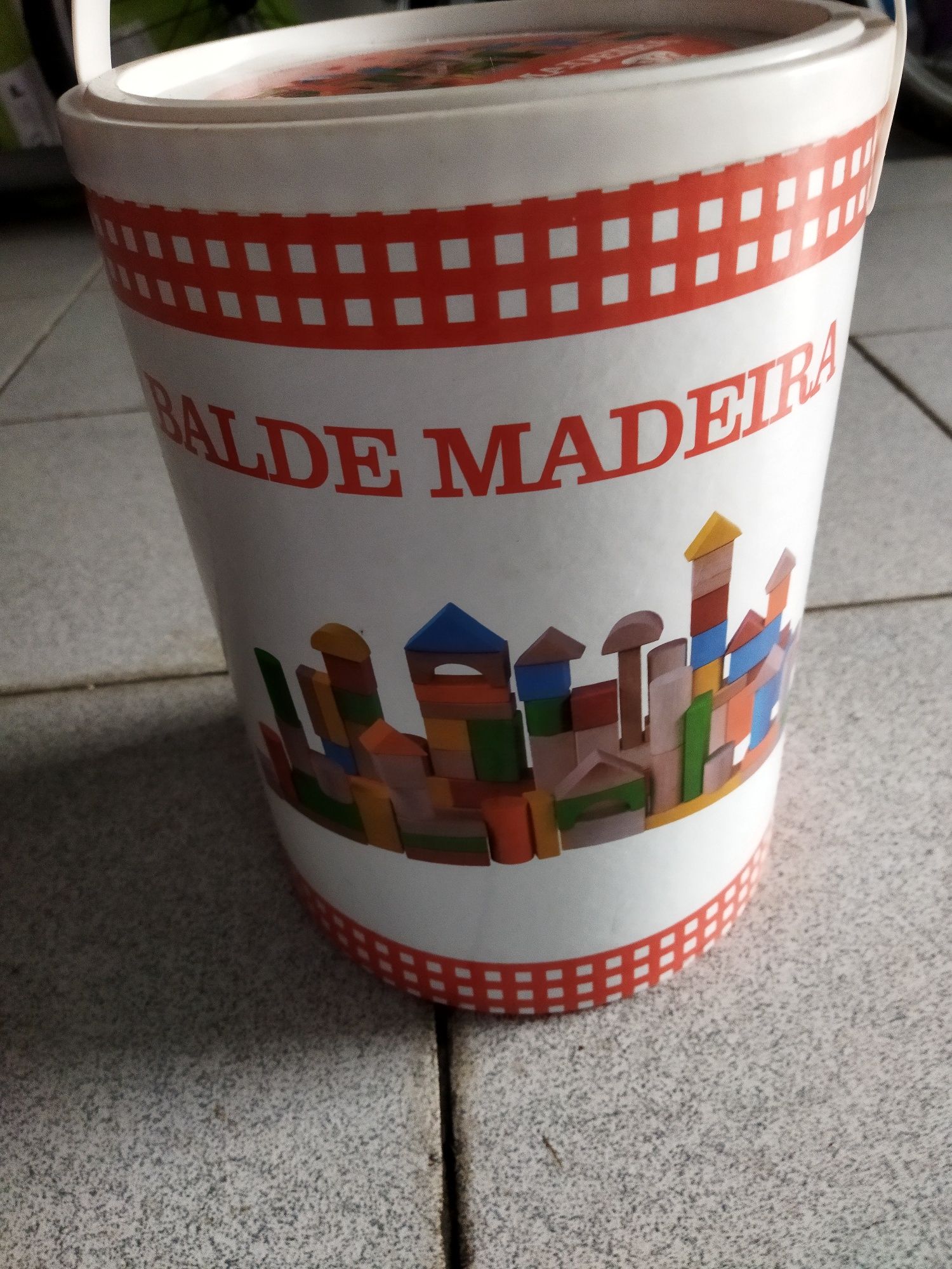 Balde com cubos de madeira