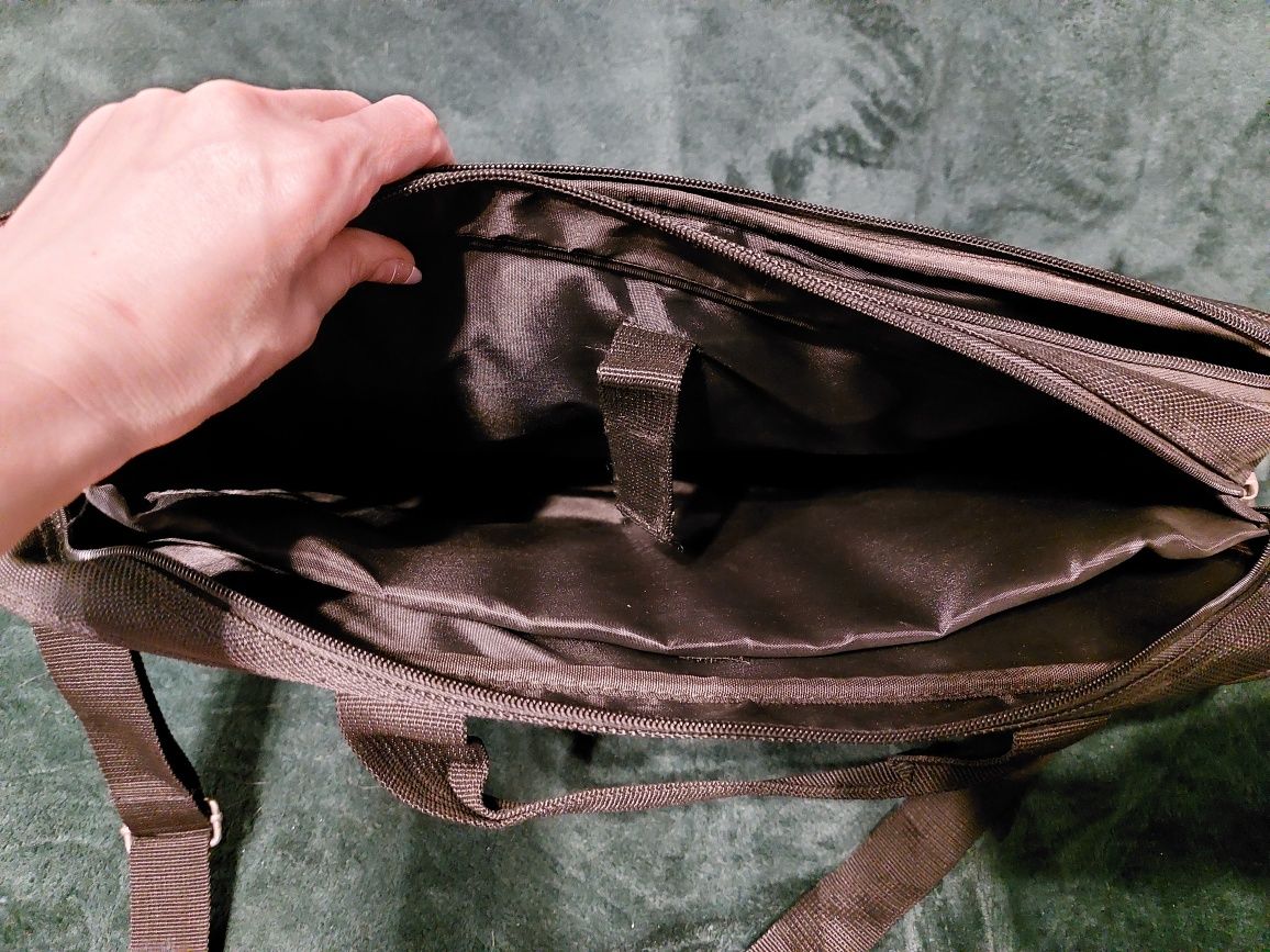 Dużą czarna torba na laptop