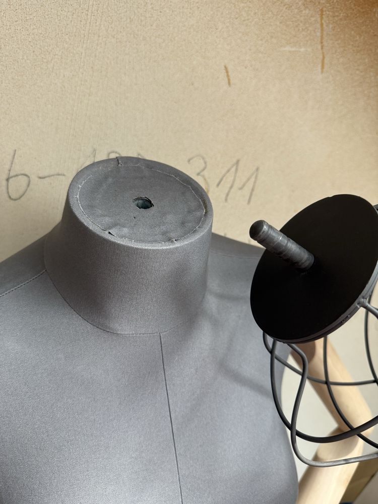 Manekin drewniane rece i glowa materialowy damski