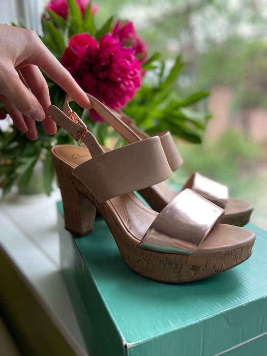Босоніжки світлі  шкіряні Clarks 39 розмір