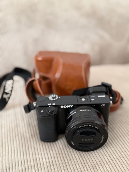 Sony Alpha A6100 z obiektywem