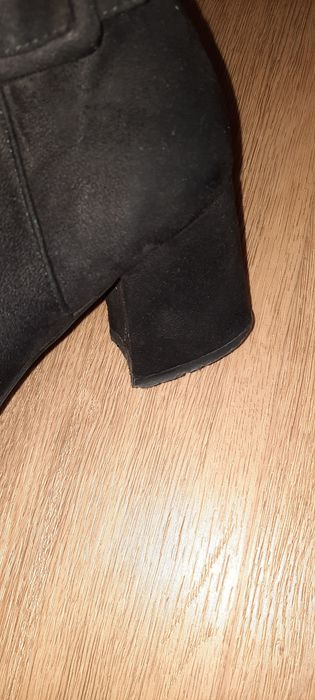 Botas em pele camurça