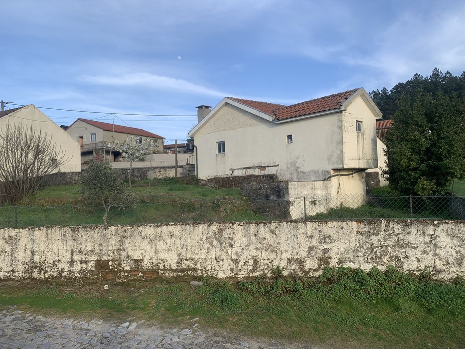 Casa com terreno + anexo para renovação