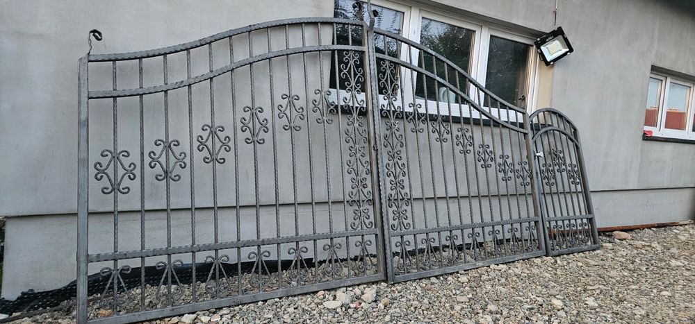 Kuta brama dwu skrzydłowa + furtka + przęsło.