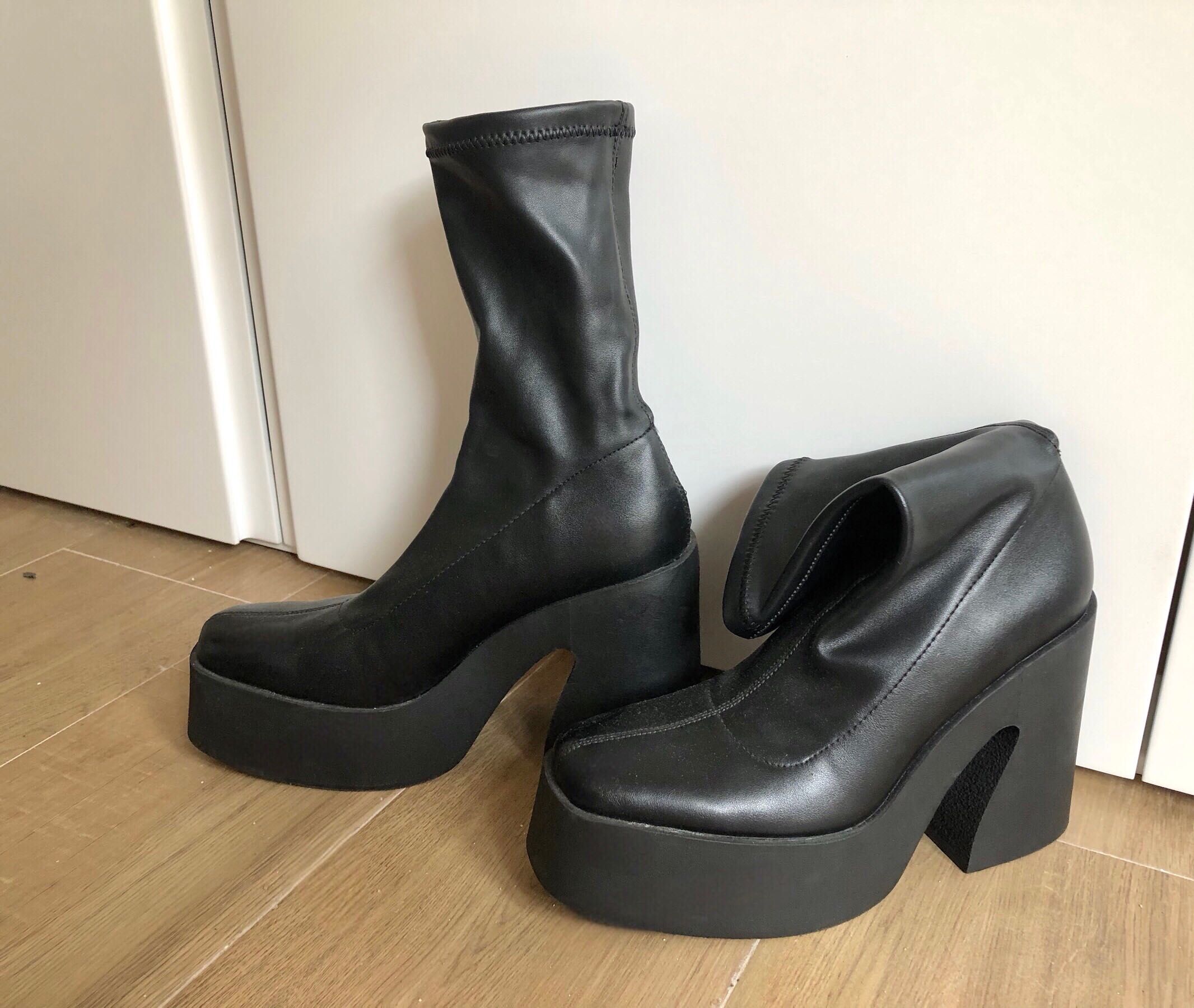 Botas Pretas Novas