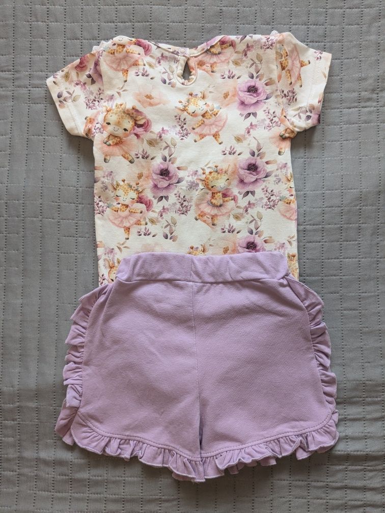 Elegancki komplet body z koronką + spodenki z falbanką, rozm. 80